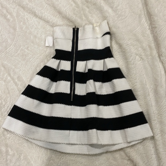 Cute black and white dress never worn - Picture 2 of 4